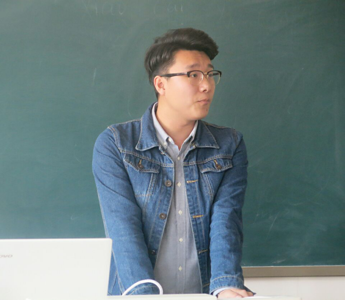 动员会上,王天庆老师确定到会人数并宣布第十届红歌赛"星光